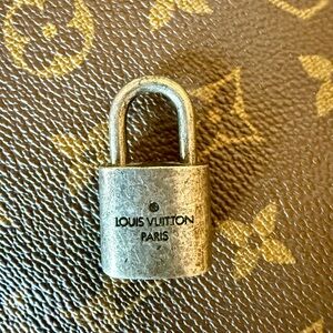 🌷💗Authentic Louis Vuitton Rare Silver distressed Lock from an Antheia Bag💗🌷